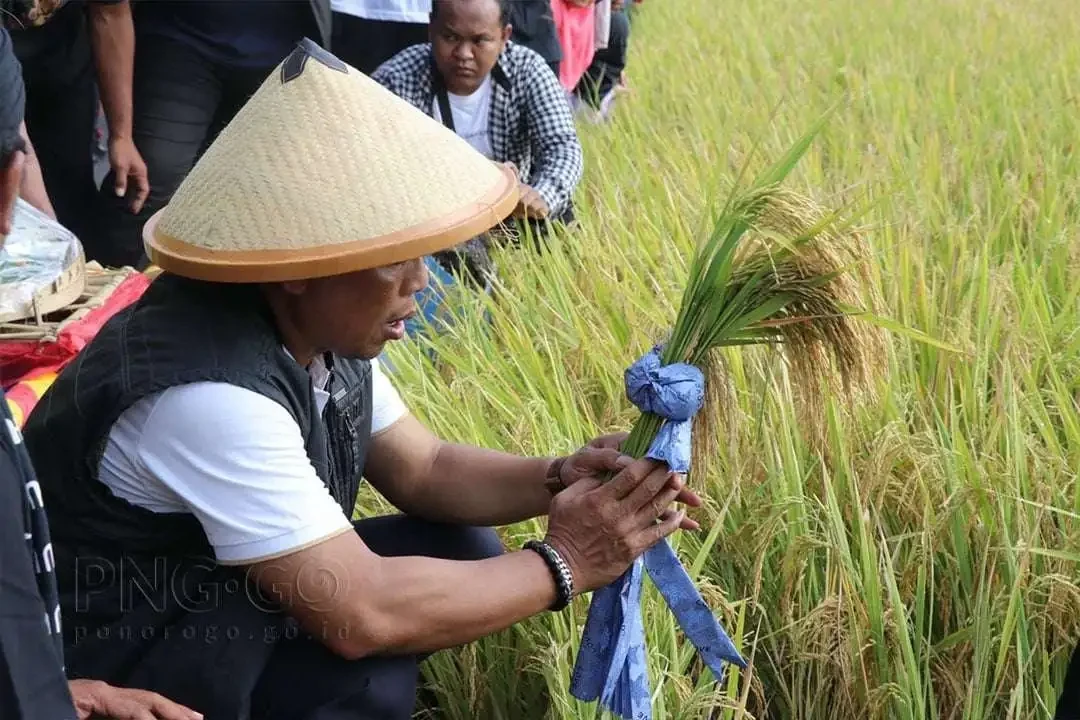 Ilustrasi. Bupati Sugiri Sancoko turut menghadiri sedekah bumi di Desa Karanglo Lor. (Foto: Kominfo Ponorogo)