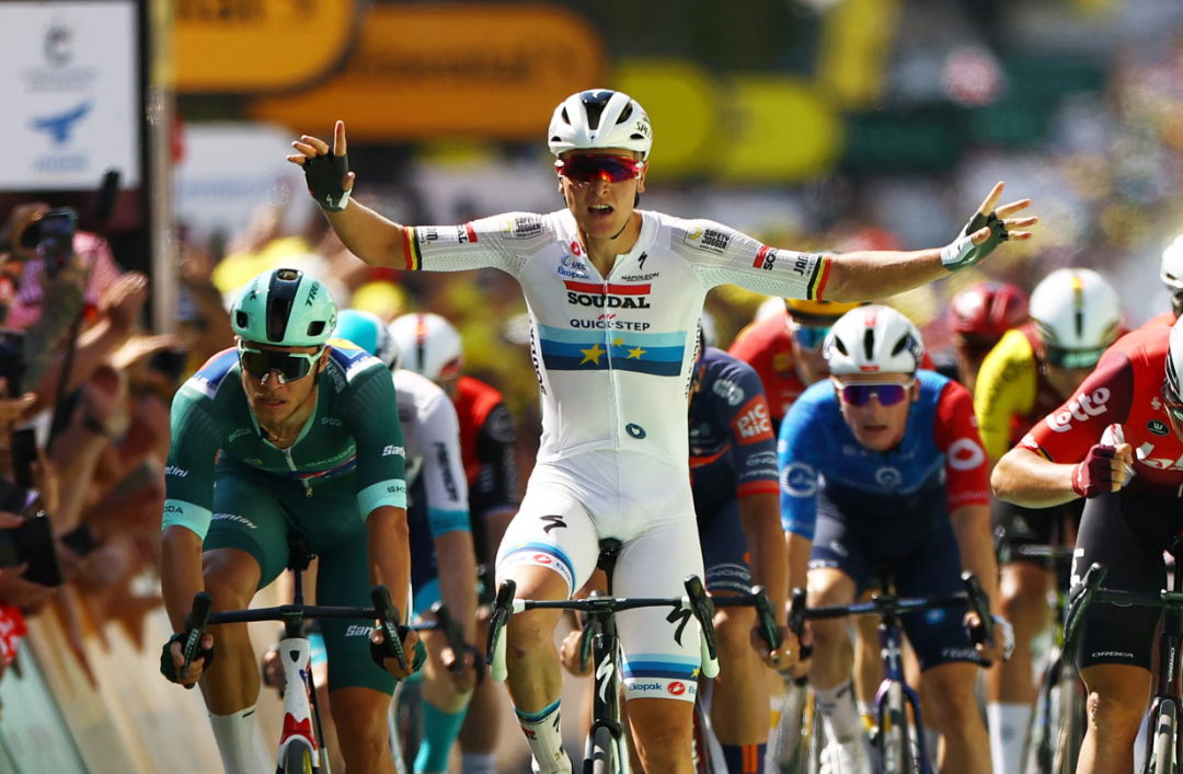 Tim Merlier (Soudal Quickstep) berhasil menjadi juara 1 di Tour de France etape 9