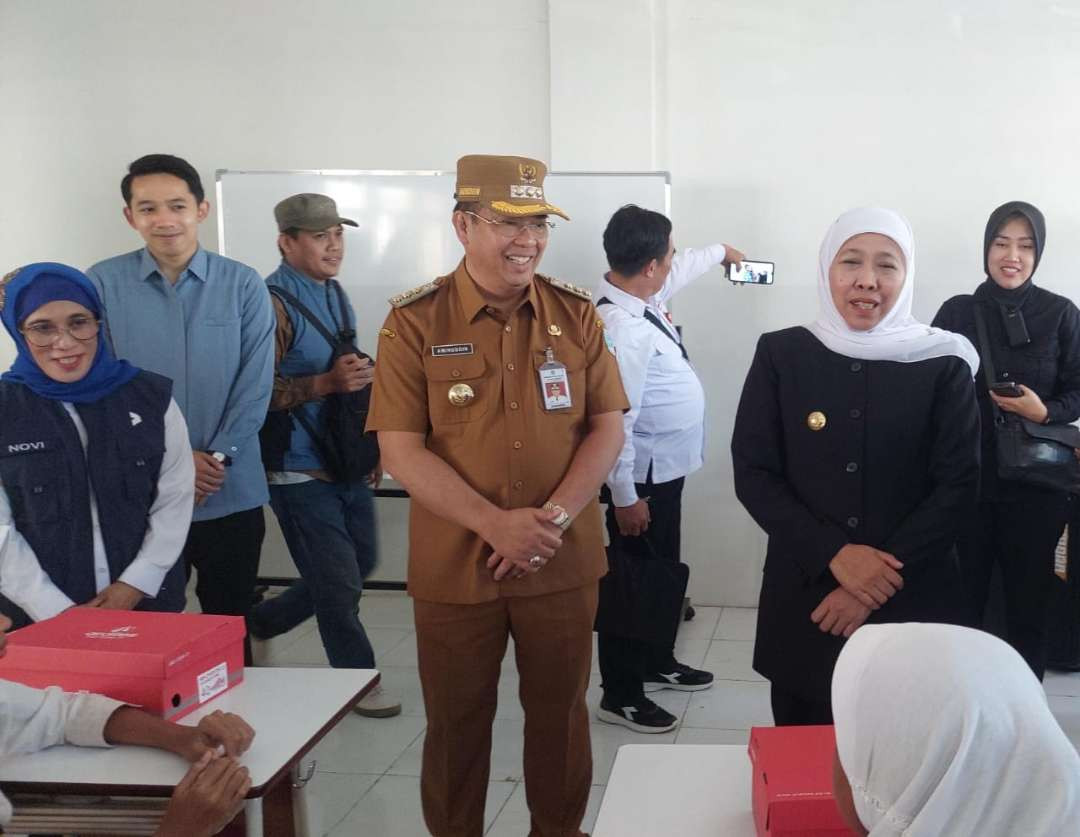 -Gubernur Jatim, Khofifah Indar Parawansa bersama Walikota dr. Aminuddin saat mengunjungi SR Kota Probolinggo. (Foto: Ikhsan Mahmudi/Ngopibareng.id)