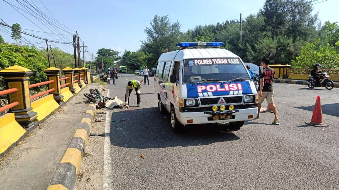 Petugas dari Satlantas Polres Tuban mendatangi lokasi kejadian untuk mengevakuasi korban dan melakukan olah TKP (Foto: dok. Satlantas Polres Tuban)