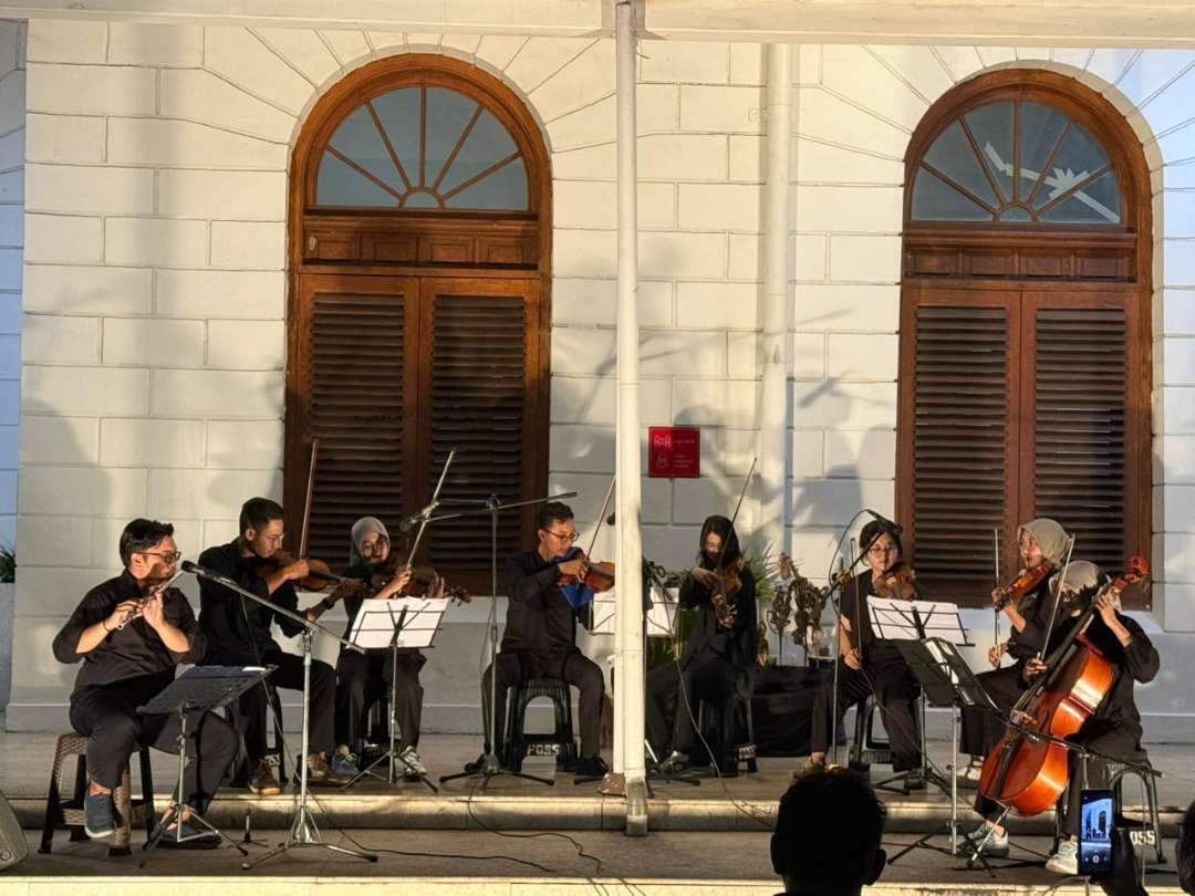 Komunitas Pusat Olah Suara Surabaya (POSS) memeriahkan agenda bulanan Forum Pegiat Kesenian Surabaya (FPKS) di Plasa Balai Pemuda, Senin malam, 21 Juli 2025. (Foto: Istimewa)