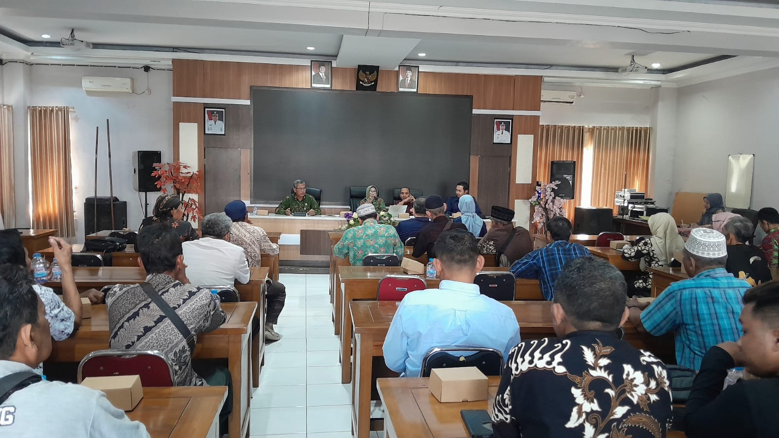 Puluhan penambang dari Lapangan Sumur Minyak Tua Ledok dan sebagian penambang minyak dari Lapangan Sumur Tua Semanggi ikuti pertemuan dengan Wakil Bupari Blora, Sri Setyorini. (Foto: Ahmad Sampurno/Ngopibareng.id)