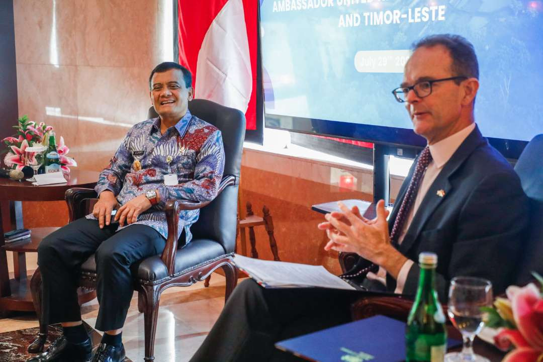 Gubernur Jawa Tengah, Ahmad Luthfi saat berdialog dengan Duta Besar Inggris untuk Indonesia dan Timor Leste, Dominic Jermey di Hotel Bidakara Jakarta, Selasa 29 Juli 2025. (Foto: Pemprov Jawa Tengah)