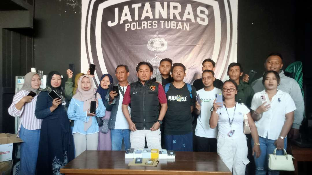 Kanit Pidum Satreskrim Polres Tuban menyerahkan handphone yang sempat dicuri kepada pemiliknya (Foto: dok./Khoirul Huda/Ngopibareng.id)