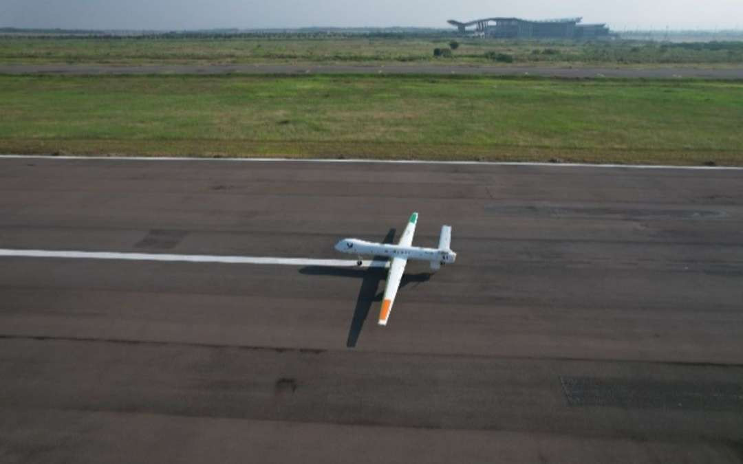 Pesawat tanpa awak Medium Altitude Long Endurance (PTTA MALE) pertama buatan Indonesia, Elang Hitam, resmi melaksanakan uji terbang perdana di Bandara Internasional Jawa Barat (BIJB) Kertajati  Senin, 28 Juli 2025.(Foto: indonesian-aerospace)