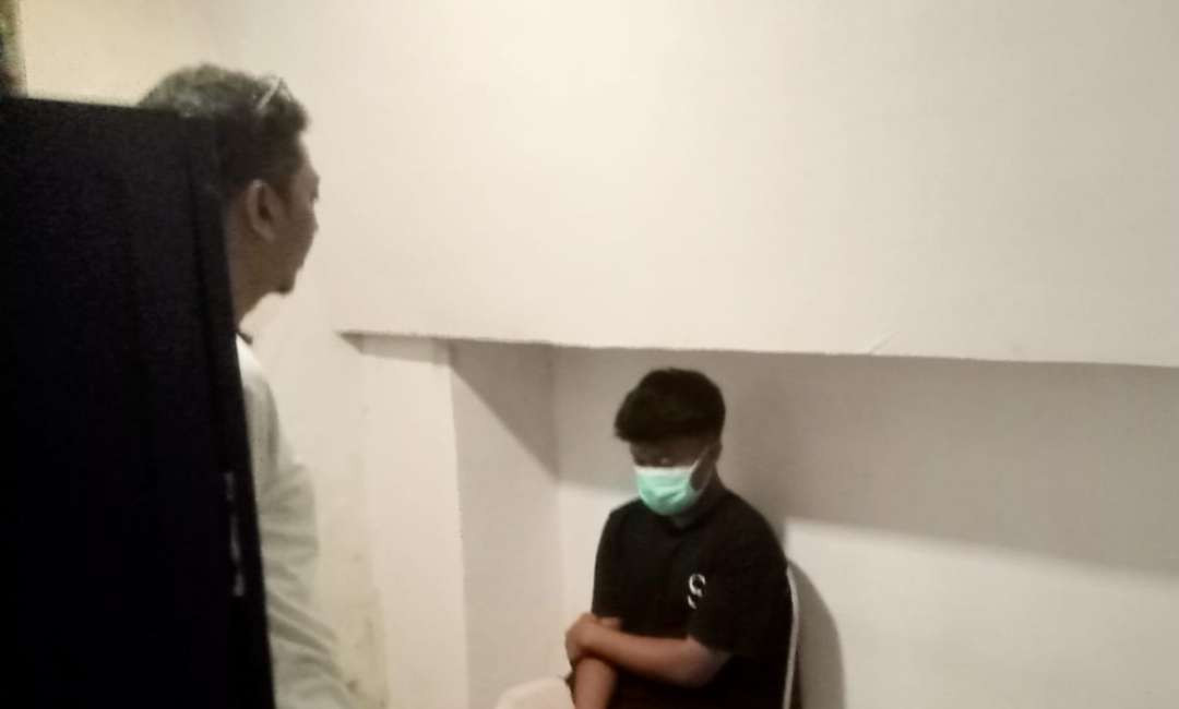 Pelaku T, 18 tahun, asal Tuban saat di Mapolres Tuban (Khoirul Huda/ngopibareng.id)