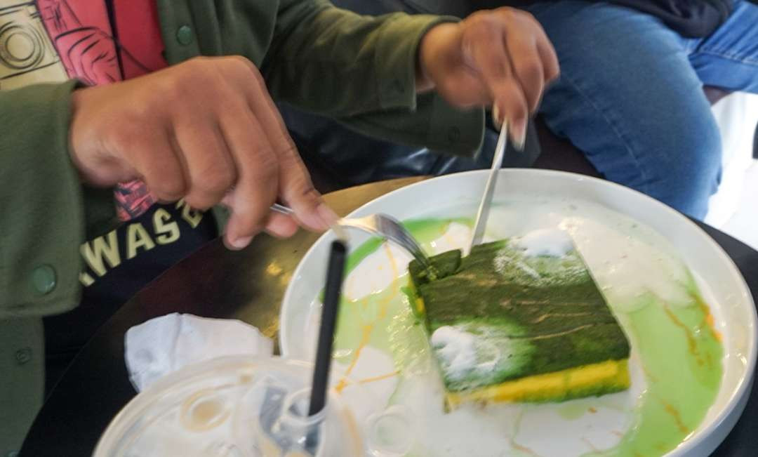 Pengunjung saat menikmati cake spons cuci piring di Sidoarjo (Foto: Aini Arifin/Ngopibareng.id)
