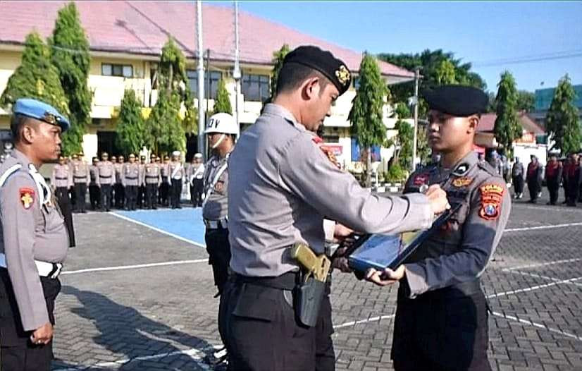 Kapolres Situbondo AKBP Rezi Dharmawan memberikan silang merah foto anggota Polres dipecat (Foto: Humas Polres Situbondo)