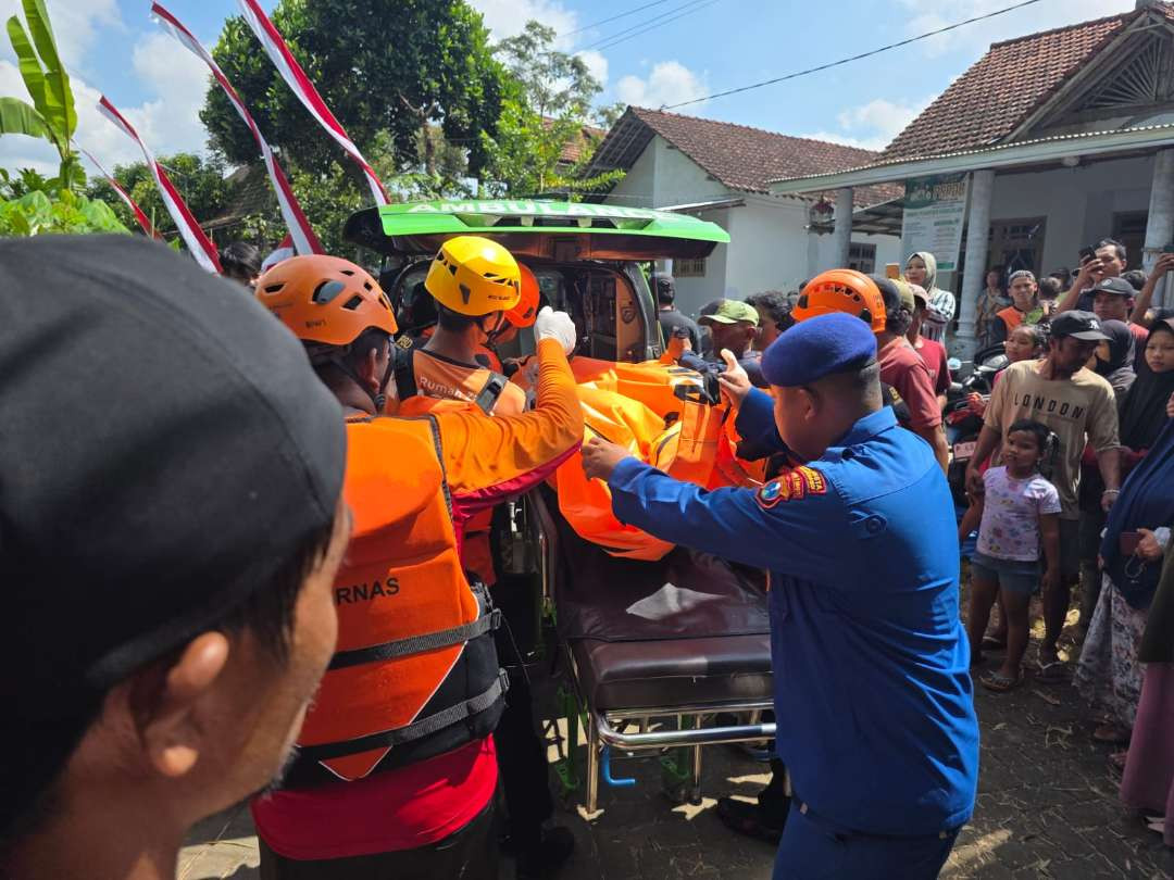 Tim SAR gabungan mengevakuasi jenazah bocah yang tenggelam di sungai (Foto: Istimewa)