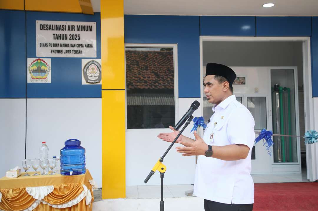 Wakil Gubernur Jawa Tengah, Taj Yasin, meresmikan instalasi desalinasi air di Desa Randusanga Kulon, Kecamatan Brebes. (Foto: Pemprov Jawa Tengah)
