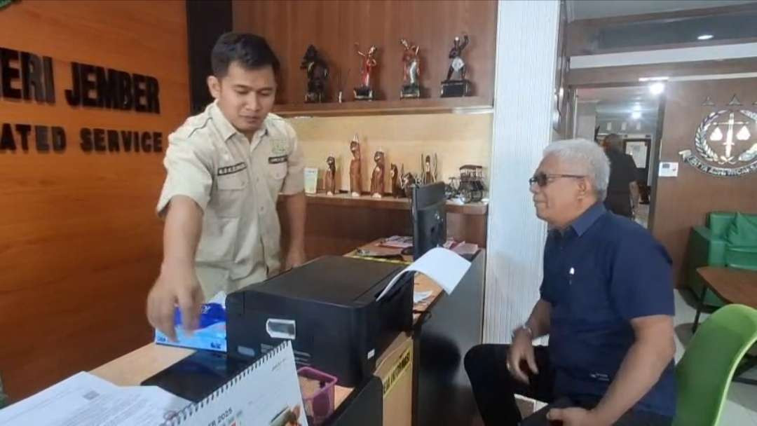 Mashudi Agus MM saat mendatangi Kantor Kejaksaan Negeri Jember (Foto: Rusdi/Ngopibareng.id)