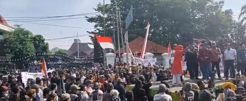 Ribuan massa yang tergabung dalam Aliansi Masyarakat Pati Bersatu menggelar aksi unjuk rasa menuntut pencopotan Bupati Pati, Sudewo Rabu 13 Agustus 2025, (Foto: tangkapan layar medsos)