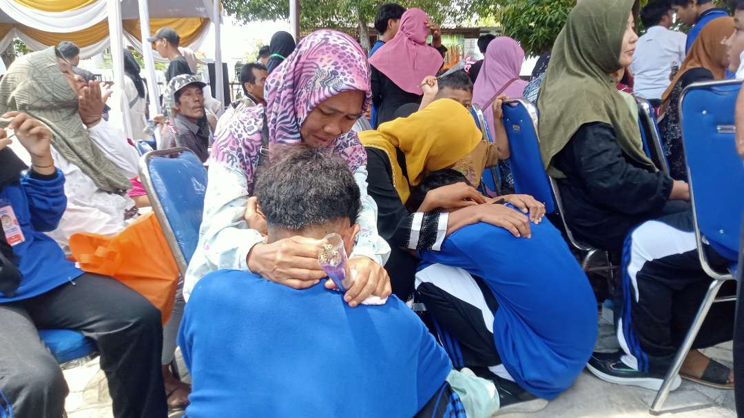 Tangis haru mewarnai pelepasan siswa-siswi Sekolah Rakyat (SR) Tuban. (Foto: Khoirul Huda/Ngopibareng.id)