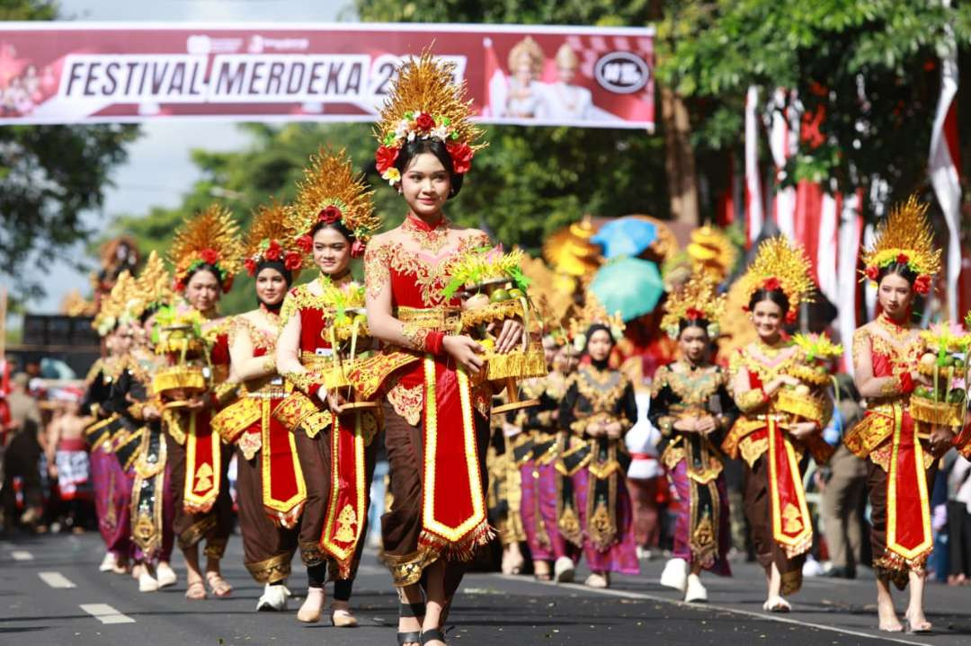 Para pelajar Banyuwangi dalam balutan kostum adat Nusantara pada Karnaval Kebangsaan (Foto: Pemkab Banyuwangi)