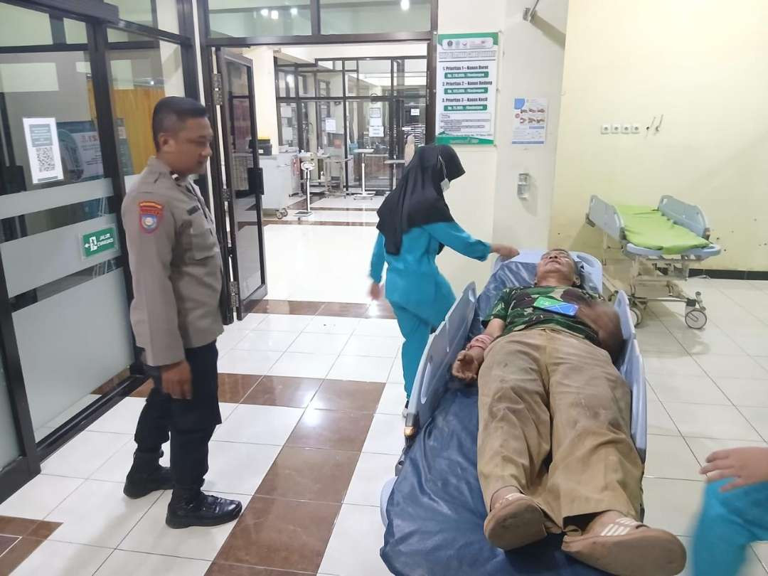 Plt Kepala Desa Umbul Damar, Kecamatan Binangun Kabupaten Blitar, Maruwan, saat mendapat perawatan tenaga medis. (Foto: Istimewa)