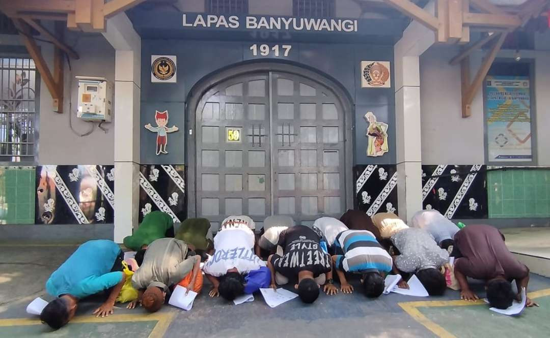 Warga Binaan melakukan sujud syukur setelah bebas dari masa hukuman (Foto: Muh Hujaini/Ngopibareng.id)