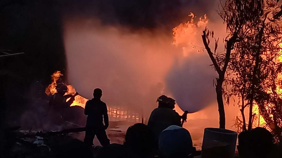 sumur minyak tradisional di Dukuh Gendono, Desa Gandu, Kecamatan Bogorejo, Kabupaten Blora, Jawa Tengah, meledak dan terbakar