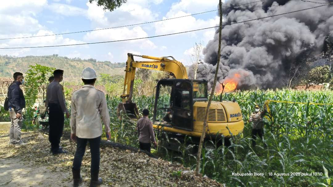 Api masih berkobar di sumur minyak tradisional di Blora (Fotp: Istimewa)