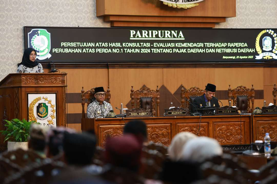 Bupati Banyuwangi Ipuk Fiestiandani menyampaikan sambutan dalam Rapat Paripurna Rabu malam (Foto: Pemkab Banyuwangi)