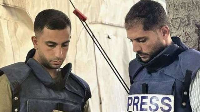 Koresponden Al Jazeera Anas al-Sharif (kiri) dan Mohamed Qraiqea tewas, bersama dengan tiga jurnalis Al Jazeera lainnya, dalam serangan Israel yang menargetkan tenda jurnalis di dekat Rumah Sakit Al-Shifa, Gaza barat pada 10 Agustus 2025. (Ngopibareng.Id/Antara/Andolu)