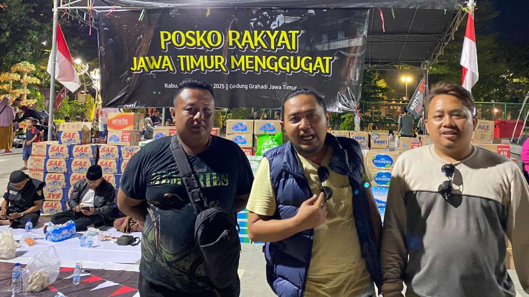 Korlap aksi Musyfik (tengah) di Posko Rakyat Jawa Timur Menggugat yang dibangun di Taman Apsari Surabaya. (Foto: Putra Pradana/Ngopibareng.id)