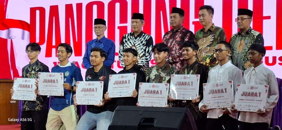 Tutup Rangkaian Giat HUT RI ke 80, Ponpes Wali Barokah Kediri Gelar Panggung Gembira Hibur Ribuan Santri (Foto: Fendi Lesmana/ngopibareng.id)