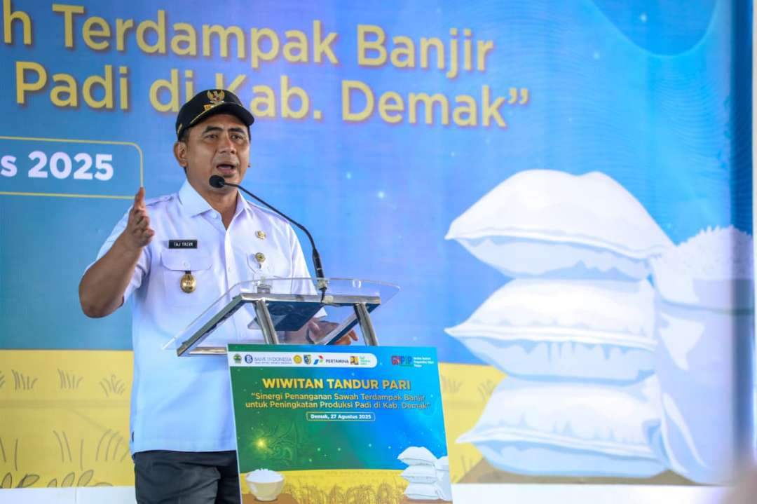 Wakil Gubernur Jawa Tengah Taj Yasin saat memberikan sambutan di acara Wiwitan Tandur Pari bertema ‘Sinergi Penanganan Sawah Terdampak Banjir untuk Peningkatan Produksi Padi di  Kabupaten Demak', di Desa Dukun, Kecamatan Karengtengah, Rabu, 27 Agustus 2025. (Foto: Pemprov Jateng)