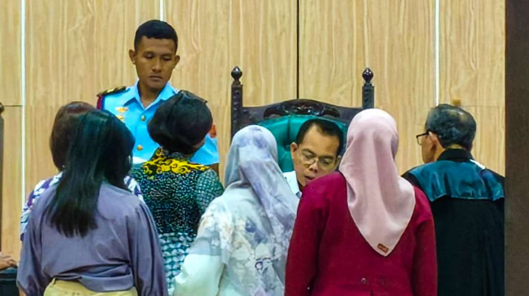 Proses sidang tertutup dugaan kasus asusila oleh perwira TNI AL (foto: Aini Arifin/Ngopibareng.id)