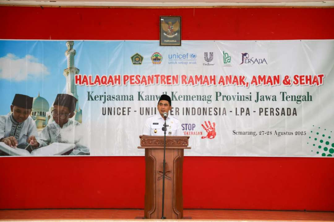 Wakil Gubernur Jateng, Taj Yasin saat memberikan sambutan di Halaqah Pesantren Ramah Anak, Pesantren Aman dan Sehat, di Asrama Haji Transit Komplek Islamic Center, Kota Semarang, Rabu, 27 Agustus 2025.