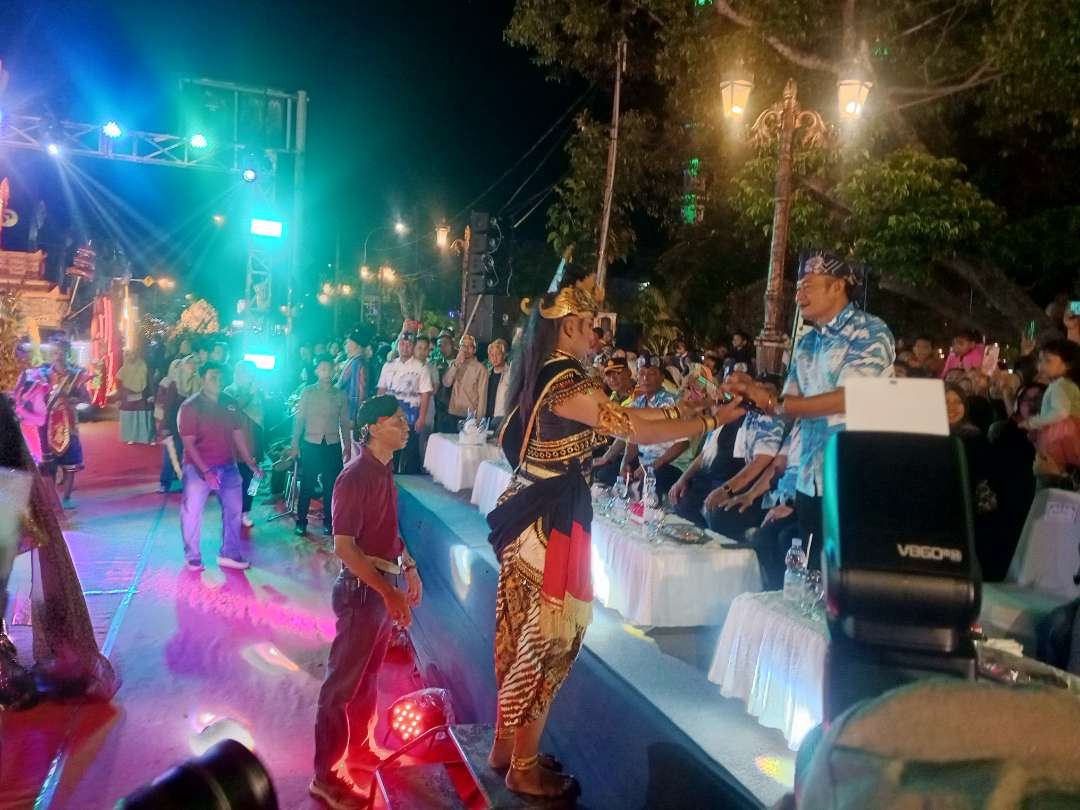 Penampilan salah satu peserta LNC sedang menyerahkan cindera kata kepada Bupati Lamongan Yuhronur Efendi(Foto:Imron Rosidi/ngopibareng.id)