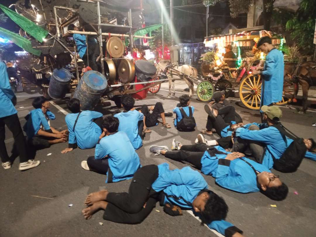 Peserta kelelahan menunggu antre pemberangkatan (Foto:Imron Rosidi/ngopibareng.id)
