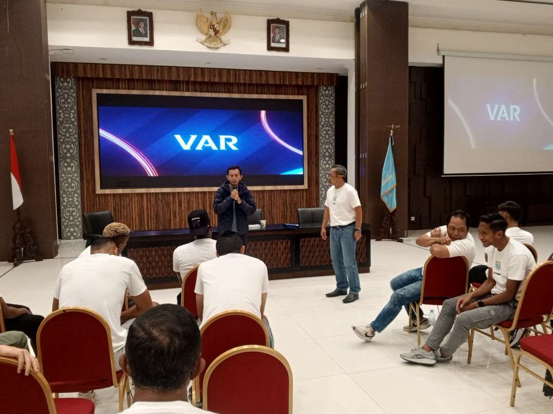 PSSI sosialisasi VAR kepada Persela Lamongan sebelum laga Championship 2025 dimulai. (Foto: Imron Rosidi/Ngopibareng.id)