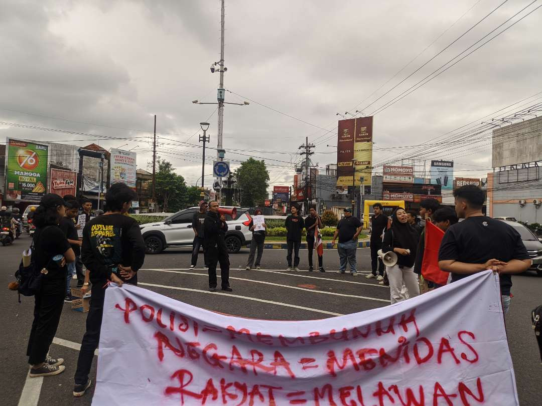Massa AMJ sedang melakukan aksi di Bundaran DPRD Jember sebelum akhirnya masuk ke halaman DPRD Jember (Foto: Rusdi/Ngopibareng.id)
