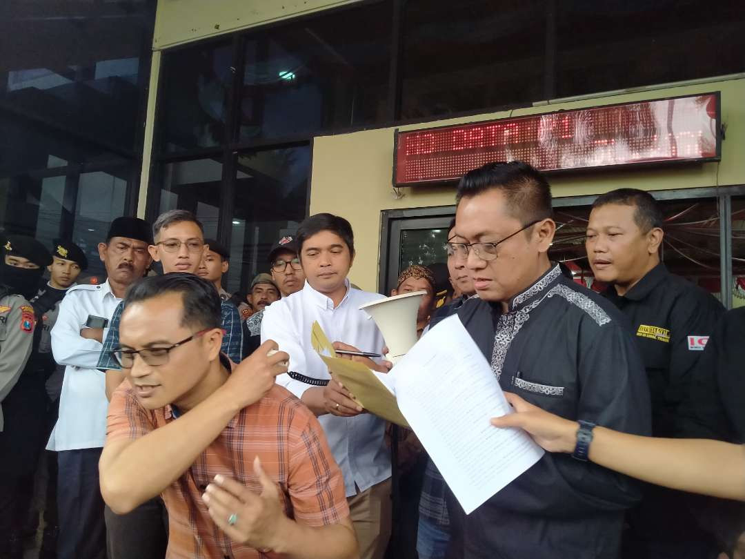 Ketua DPRD Jember, Ahmad Halim menandatangani tuntutan AMJ (Foto: Rusdi/Ngopibareng.id)