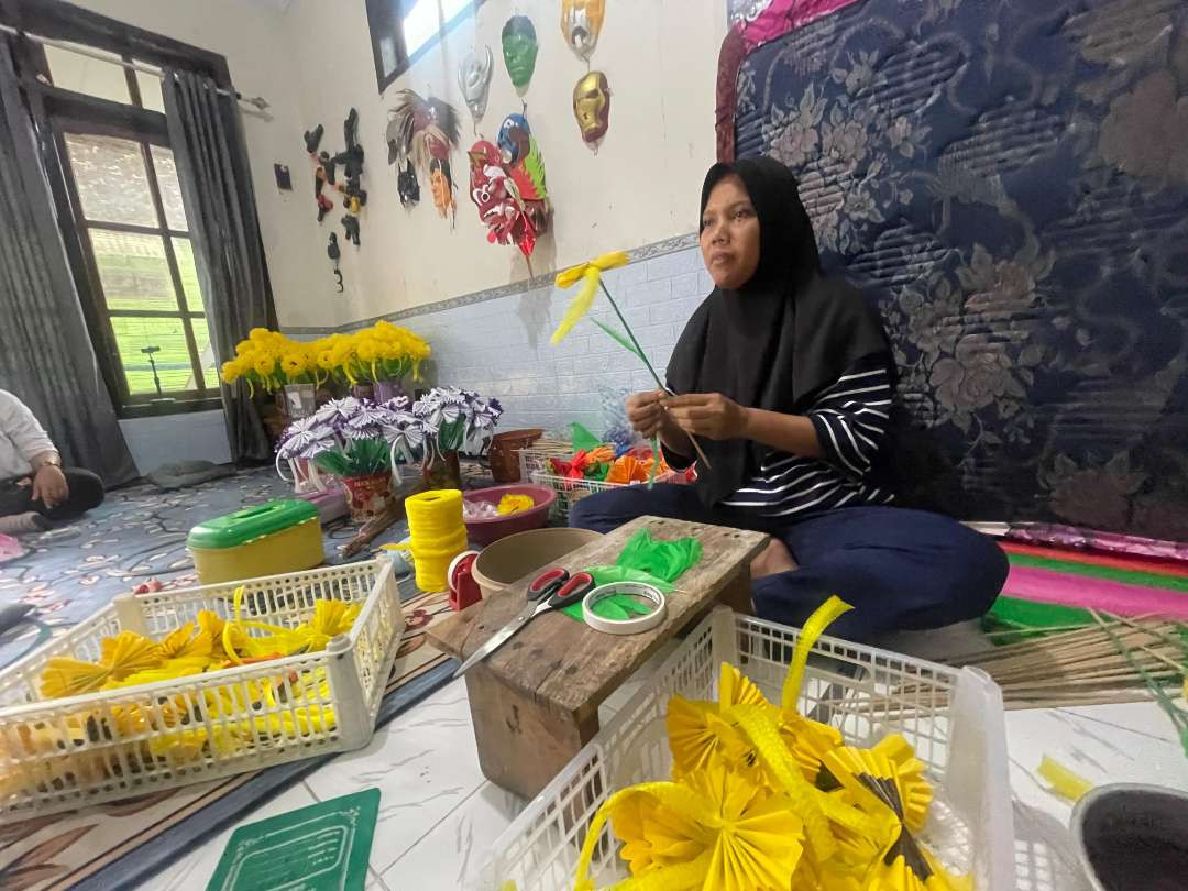 Perajin kembang endhog di Banyuwangi mendapatkan berkah dari tradisi Endhog-endhogan (Foto: Istimewa)