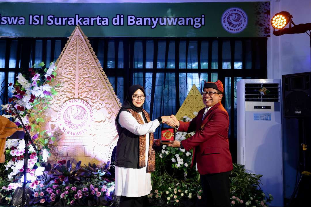Bupati Banyuwangi Ipuk Fiestiandani bersama Rektor ISI Surakarta menghadiri Inagurasi ISI Surakarta Kelas Banyuwangi (Foto: Pemkab Banyuwangi)