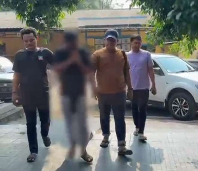 Pelaku diamankan Unit PPA Satreskrim Polres Tuban dan dibawa ke Mapolres Tuban (Foto: Unit PPA Polres Tuban)