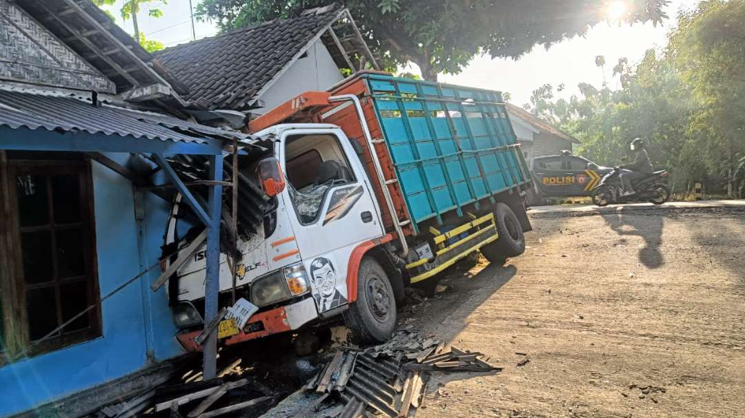 Truk menabrak rumah warga di Desa Tunggulrejo, Kecamatan Singgahan, Kabupaten Tuban (dok. Satlantas Polres Tuban)