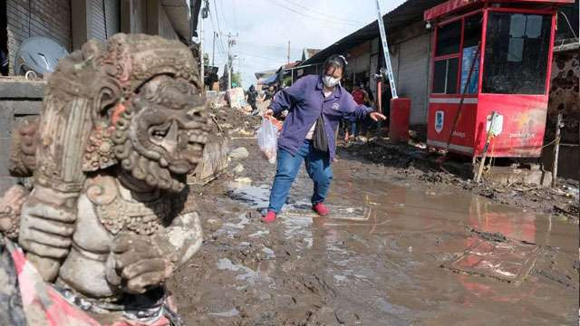 Kondisi kawasan di sekitar Pasar Kumbasari, Denpasar, Bali, usai dilanda banjir. (Ngopibareng.Id/Antara/Nyoman Hendra Wibowo)