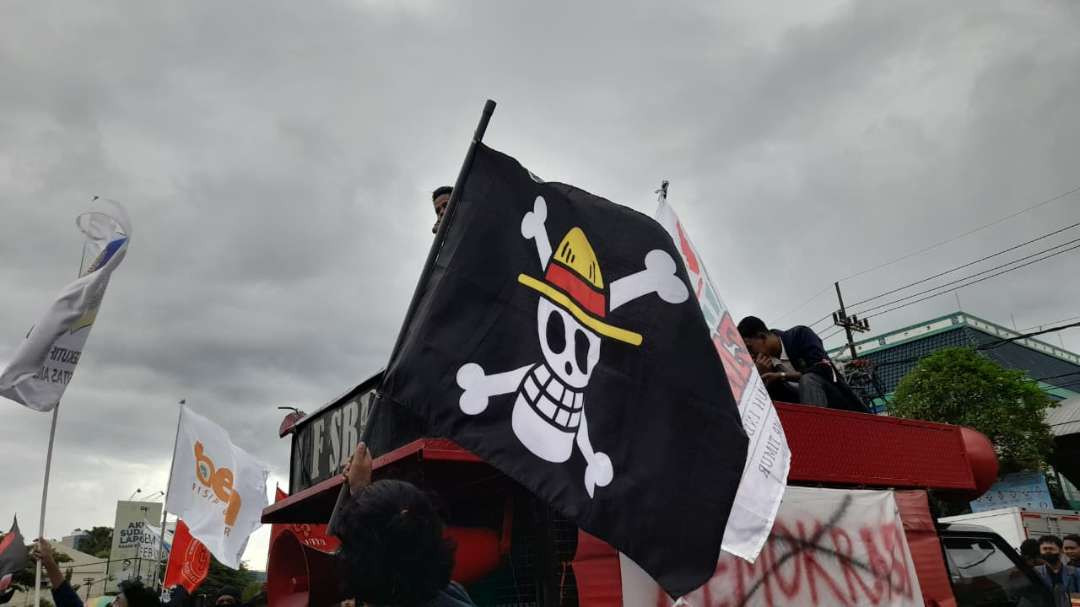 Bendera One Piece pada aksi nakama bergerak di Surabaya (Foto: Yunus Ar-Rahman/Ngopibareng.id)