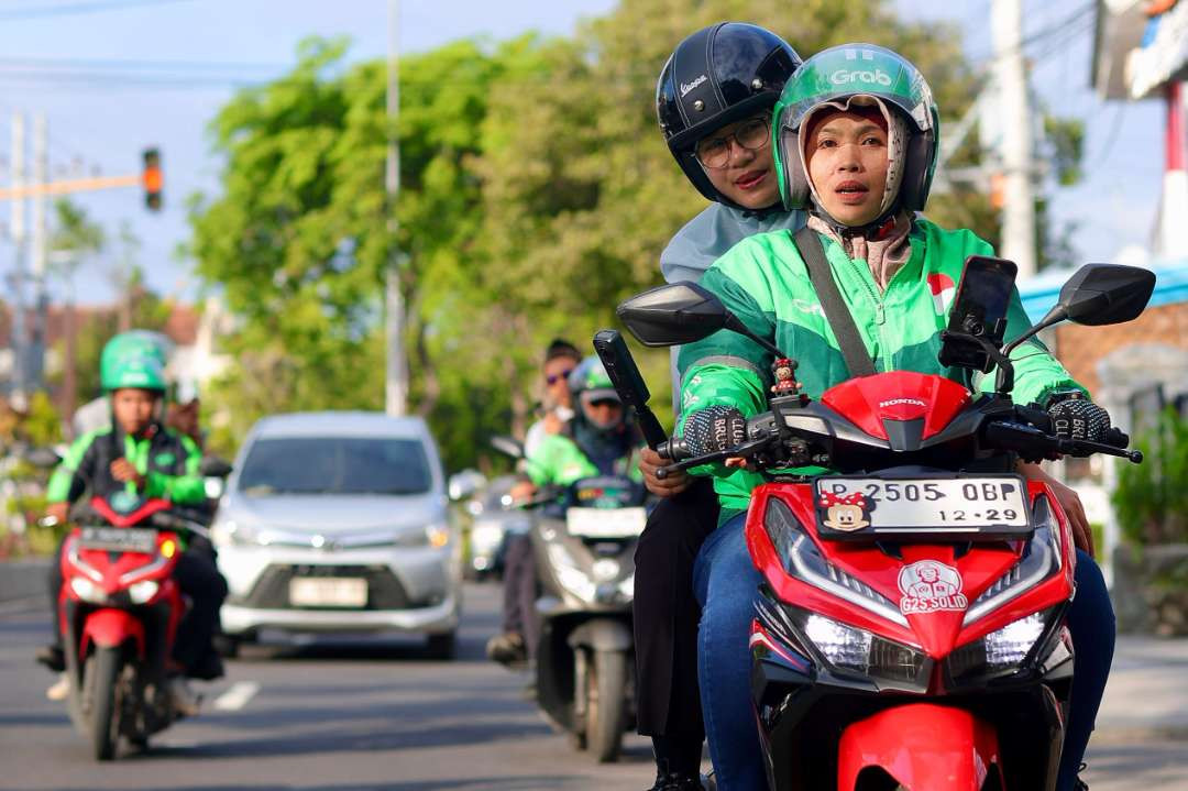 Bupati Banyuwangi Ipuk Fiestiandani naik ojol saat berangkat ke kantor (Foto: Istimewa)