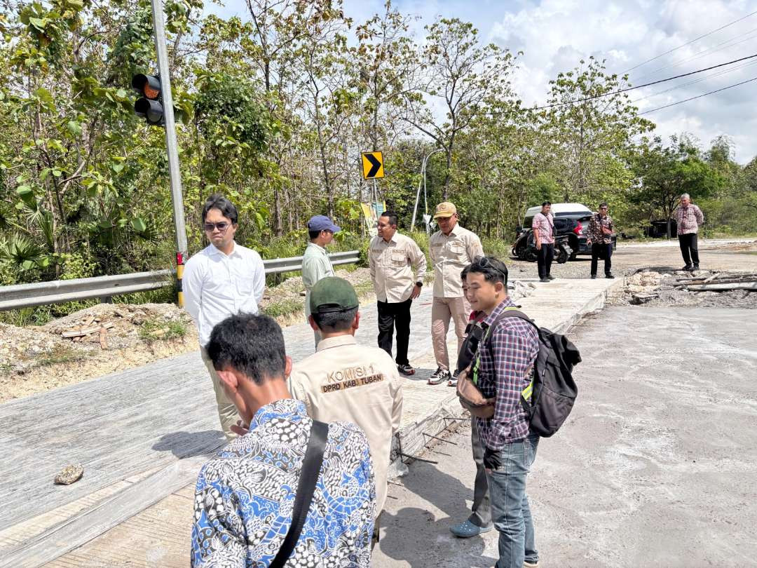 Komisi I DPRD Tuban monev proyek jalan beton di ruas Jalan Ringroad Tuban. (Foto: DPRD Tuban)