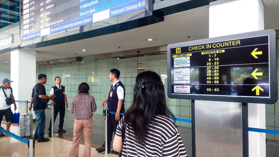 Aktivitas penumpang di Bandara Internasional Juanda, Sidoarjo (Foto: Aini Arifin/Ngopibareng.id)