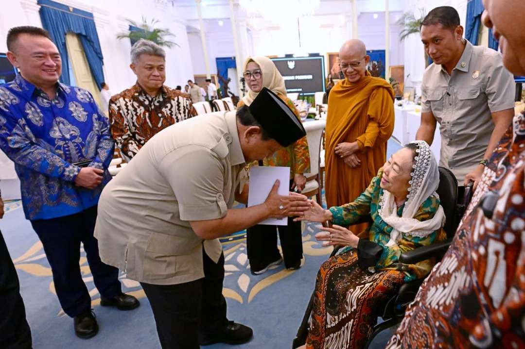 Presiden Prabowo menyambut kehadiran Inbu Shinta Nuria Abdurrahman Wahid (Foto: Setpres)