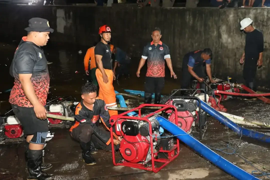 Sejumlah tim gabungan bahu membahu melakukan penyedotan air banjir yang masih tergenang di Pasar Badung, Kota Denpasar, Bali pada Rabu 10 September 2025). (Foto: dok. Bpbd Bali)