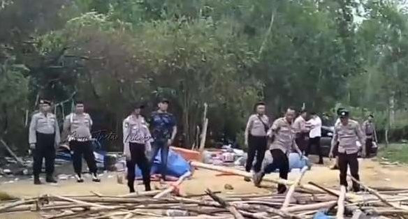 Tim gabungan Polsek Kedungdung dan Polres Sampang menggerebek arena judi sabung ayam di Dusun Seloros, Desa Batoporo Barat, Kecamatan Kedungdung, Kabupaten Sampang, pada Senin 15 September 2025. (Foto: tangkapan layar)