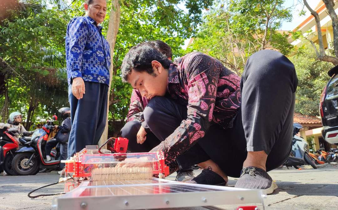 Prestasi internasional diraih mahasiswa Universitas Nusantara PGRI Kediri. Tim Hoky Hunter dari Fakultas Teknik dan Ilmu Komputer berhasil menduduki peringkat tiga pada TeknoCom International IoT Competition di Universitas Teknokrat Indonesia (Foto: Istimewa)