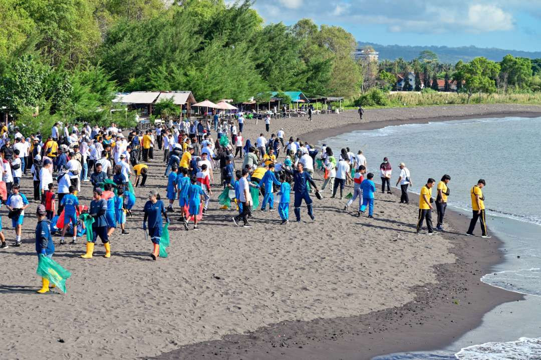 Akai bersih-bersih di kawasan pantai Seranite (Foto: Pemkab Banyuwangi)