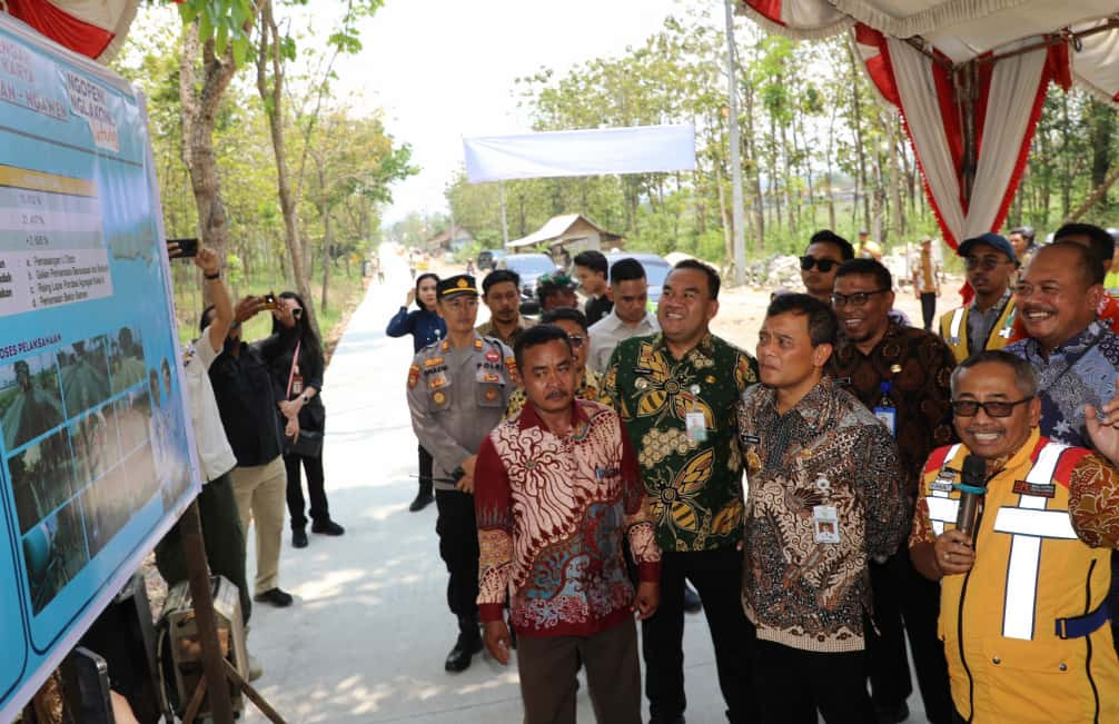 Gubernur Jawa Tengah Ahmad Luthfi meninjau langsung perbaikan (preservasi) ruas Jalan Todanan–Ngawen, Kabupaten Blora, pada Jumat, 26 September 2025. (Foto: Pemprov Jateng)