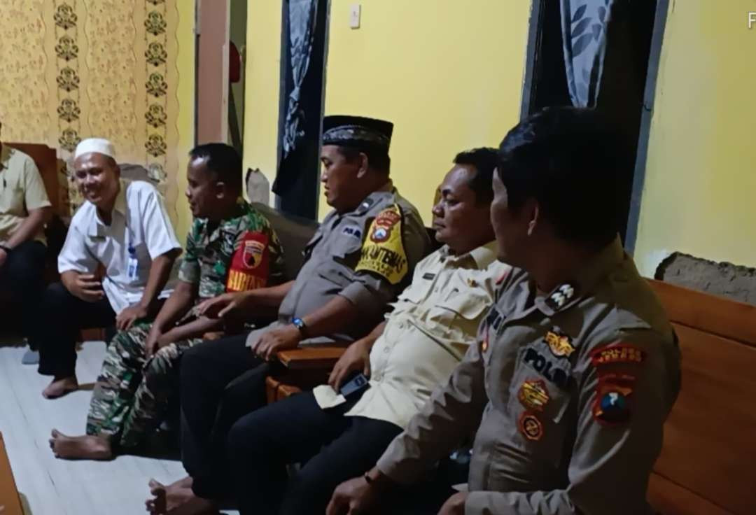 Polisi saat memediasi kasus kekerasan terhadap siswa kelas V SDN Sanenrejo 2 (Foto: Dokumentasi Polsek Tempurejo)